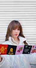 虞书欣珍珠白羽绒服穿搭卷帘门前甜美可爱街拍写真照