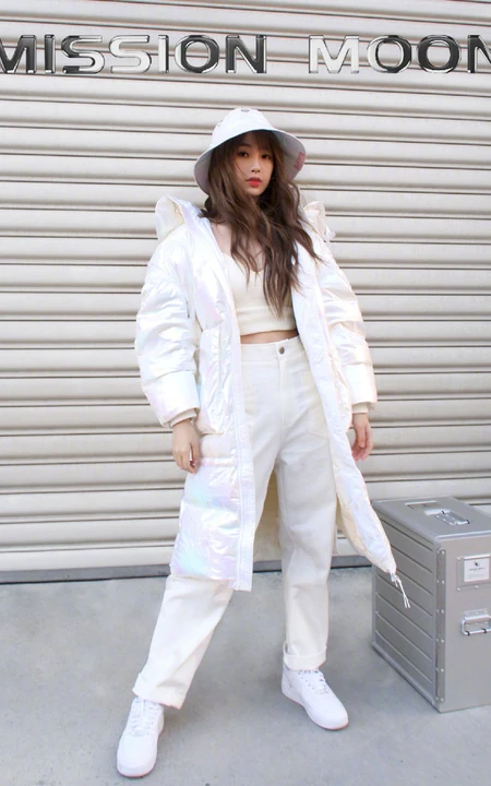虞书欣珍珠白羽绒服穿搭卷帘门前甜美可爱街拍写真照