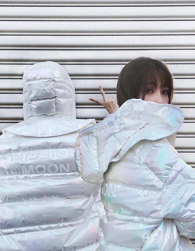 虞书欣珍珠白羽绒服穿搭卷帘门前甜美可爱街拍写真照