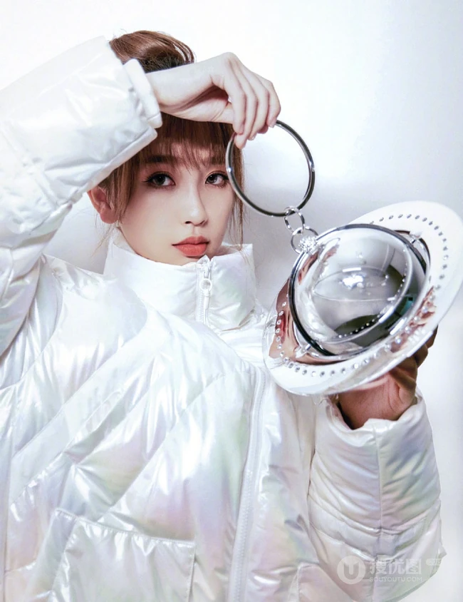 虞书欣珍珠白羽绒服穿搭卷帘门前甜美可爱街拍写真照