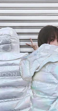 虞书欣珍珠白羽绒服穿搭卷帘门前甜美可爱街拍写真照