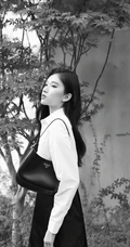围墙下的一棵小树前，刘令姿白衫黑裙气质黑白写真美照