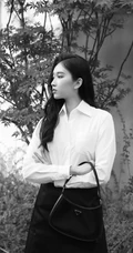 围墙下的一棵小树前，刘令姿白衫黑裙气质黑白写真美照