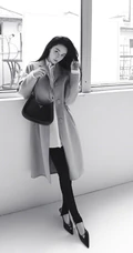 范冰冰白衬衫黑色长裤优雅黑白写真，倚靠走廊的气质女生窗户随意摆拍