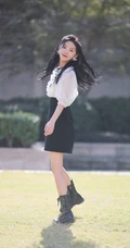 笑容动人，清新甜美小仙女一枚，章若楠白衫黑裙户外美拍写真照