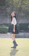 笑容动人，清新甜美小仙女一枚，章若楠白衫黑裙户外美拍写真照