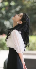 笑容动人，清新甜美小仙女一枚，章若楠白衫黑裙户外美拍写真照