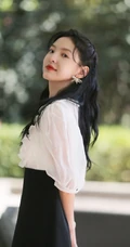 笑容动人，清新甜美小仙女一枚，章若楠白衫黑裙户外美拍写真照
