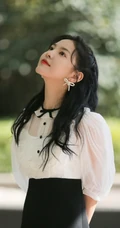 笑容动人，清新甜美小仙女一枚，章若楠白衫黑裙户外美拍写真照