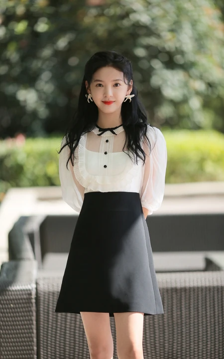 笑容动人，清新甜美小仙女一枚，章若楠白衫黑裙户外美拍写真照