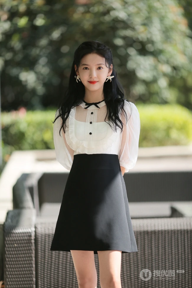 笑容动人，清新甜美小仙女一枚，章若楠白衫黑裙户外美拍写真照