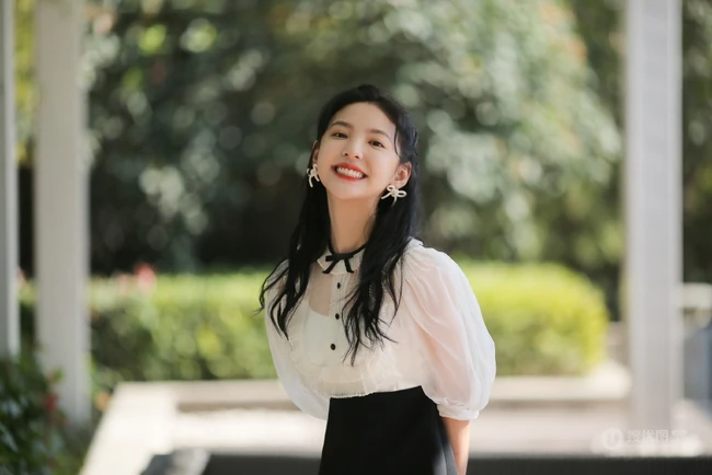 笑容动人，清新甜美小仙女一枚，章若楠白衫黑裙户外美拍写真照