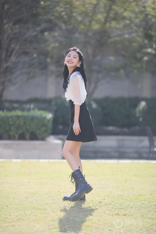 笑容动人，清新甜美小仙女一枚，章若楠白衫黑裙户外美拍写真照