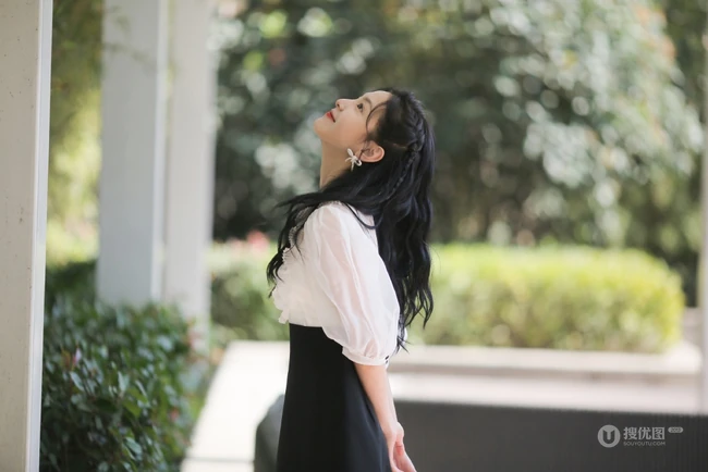 笑容动人，清新甜美小仙女一枚，章若楠白衫黑裙户外美拍写真照