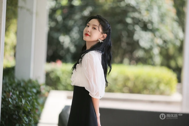 笑容动人，清新甜美小仙女一枚，章若楠白衫黑裙户外美拍写真照
