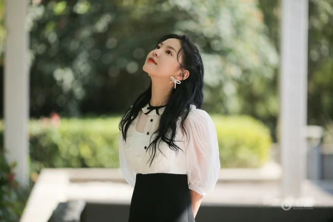 笑容动人，清新甜美小仙女一枚，章若楠白衫黑裙户外美拍写真照