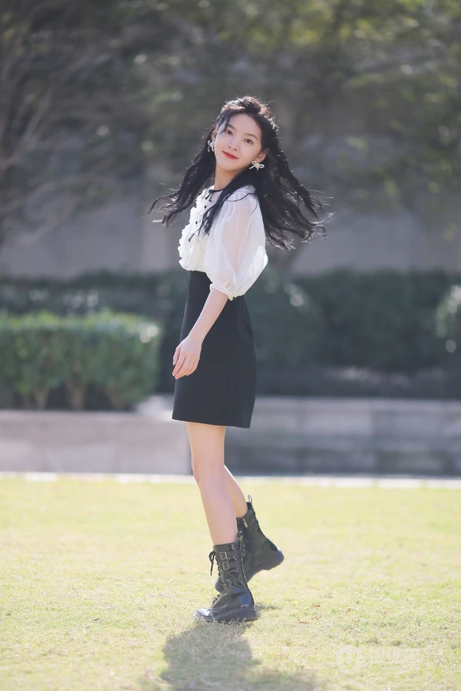 笑容动人，清新甜美小仙女一枚，章若楠白衫黑裙户外美拍写真照