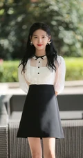 笑容动人，清新甜美小仙女一枚，章若楠白衫黑裙户外美拍写真照