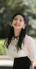 笑容动人，清新甜美小仙女一枚，章若楠白衫黑裙户外美拍写真照