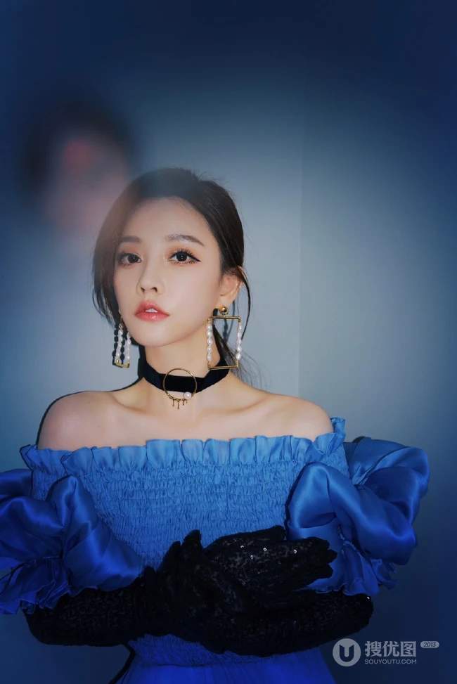 冯提莫蓝色礼裙公主裙傲娇写真照