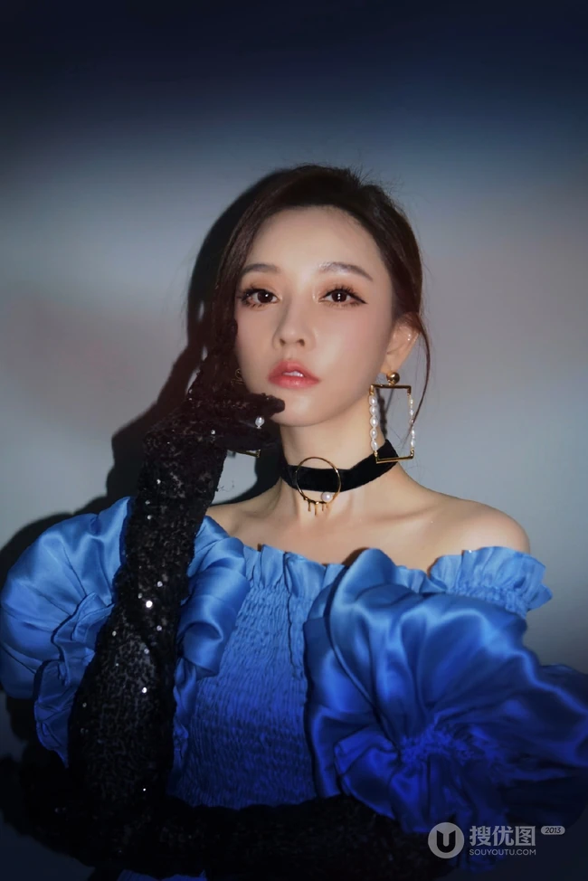 冯提莫蓝色礼裙公主裙傲娇写真照