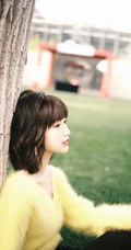 阳光下的甜美笑容气质女生一枚，毛晓彤黄衣黑裤复古LOmo色唯美森系写真