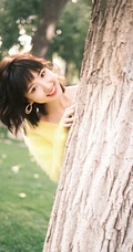 阳光下的甜美笑容气质女生一枚，毛晓彤黄衣黑裤复古LOmo色唯美森系写真