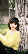 阳光下的甜美笑容气质女生一枚，毛晓彤黄衣黑裤复古LOmo色唯美森系写真