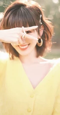 阳光下的甜美笑容气质女生一枚，毛晓彤黄衣黑裤复古LOmo色唯美森系写真