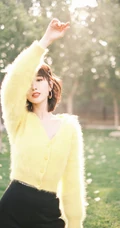 阳光下的甜美笑容气质女生一枚，毛晓彤黄衣黑裤复古LOmo色唯美森系写真