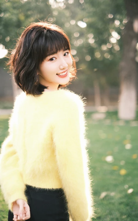 阳光下的甜美笑容气质女生一枚，毛晓彤黄衣黑裤复古LOmo色唯美森系写真