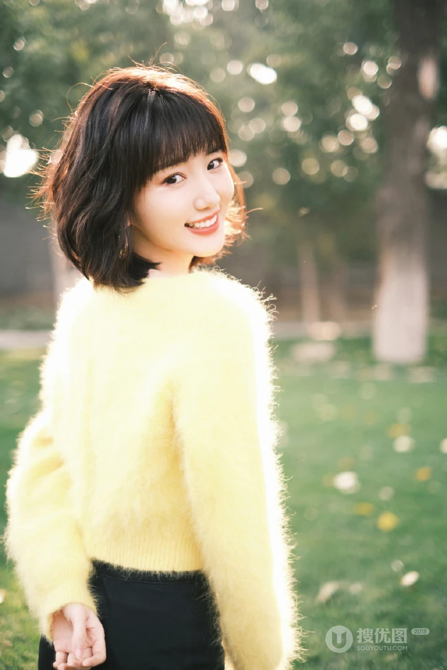 阳光下的甜美笑容气质女生一枚，毛晓彤黄衣黑裤复古LOmo色唯美森系写真
