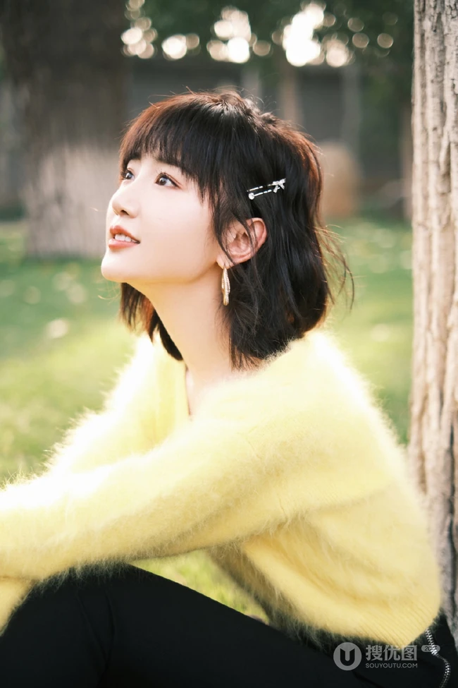 阳光下的甜美笑容气质女生一枚，毛晓彤黄衣黑裤复古LOmo色唯美森系写真