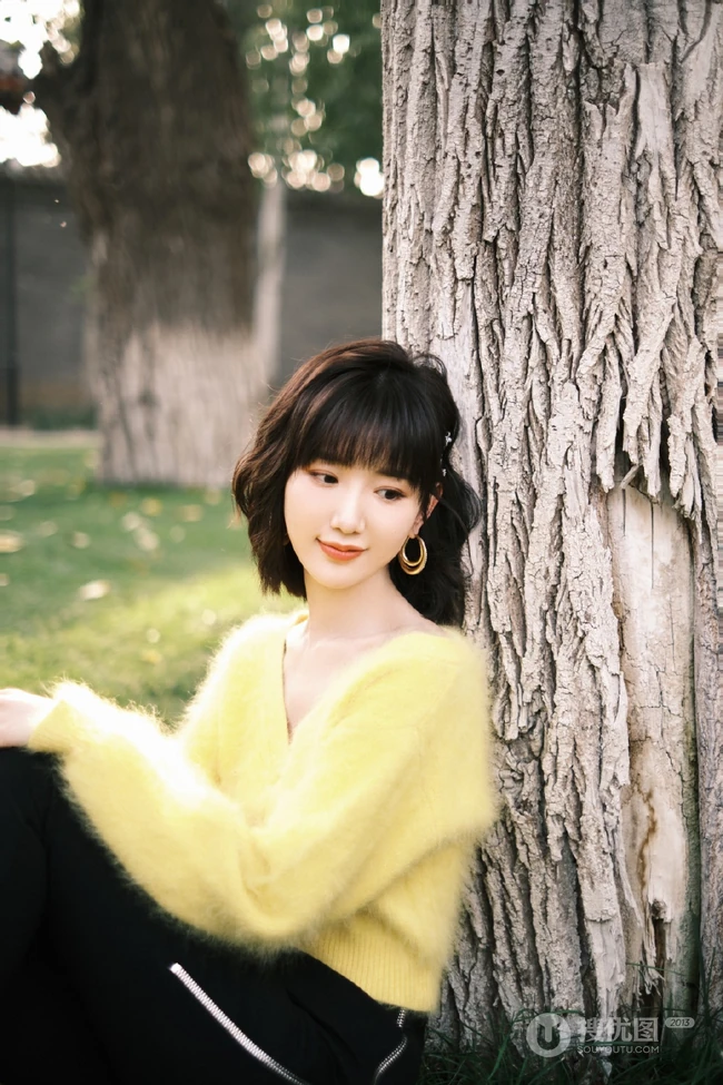阳光下的甜美笑容气质女生一枚，毛晓彤黄衣黑裤复古LOmo色唯美森系写真