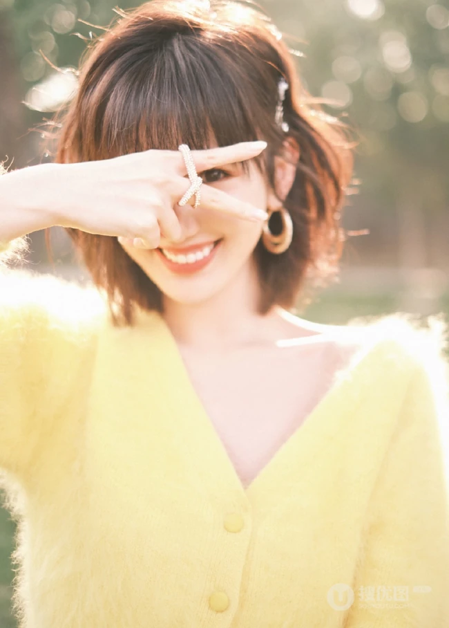 阳光下的甜美笑容气质女生一枚，毛晓彤黄衣黑裤复古LOmo色唯美森系写真