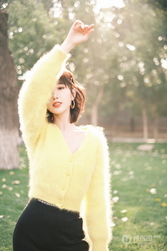 阳光下的甜美笑容气质女生一枚，毛晓彤黄衣黑裤复古LOmo色唯美森系写真