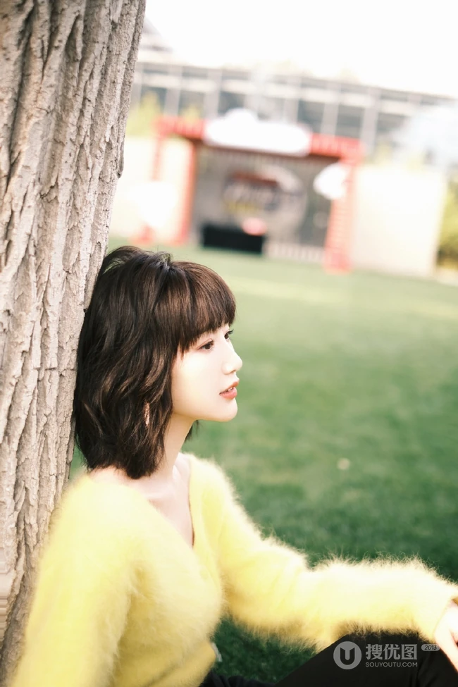 阳光下的甜美笑容气质女生一枚，毛晓彤黄衣黑裤复古LOmo色唯美森系写真