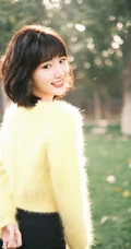 阳光下的甜美笑容气质女生一枚，毛晓彤黄衣黑裤复古LOmo色唯美森系写真