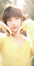 阳光下的甜美笑容气质女生一枚，毛晓彤黄衣黑裤复古LOmo色唯美森系写真