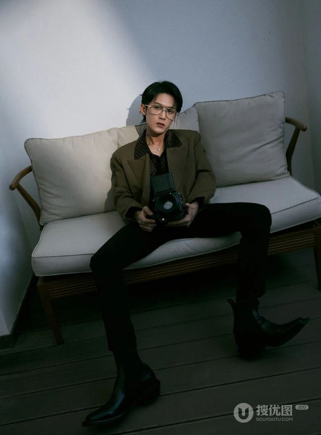 广西北海帅气歌手檀健次慵懒忧郁居家写真照片