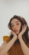 粉扑扑的脸蛋好可爱，女生王玉雯短卷发型靓丽百变室内写真集