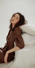 粉扑扑的脸蛋好可爱，女生王玉雯短卷发型靓丽百变室内写真集