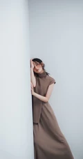 粉扑扑的脸蛋好可爱，女生王玉雯短卷发型靓丽百变室内写真集