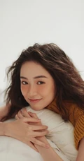 粉扑扑的脸蛋好可爱，女生王玉雯短卷发型靓丽百变室内写真集