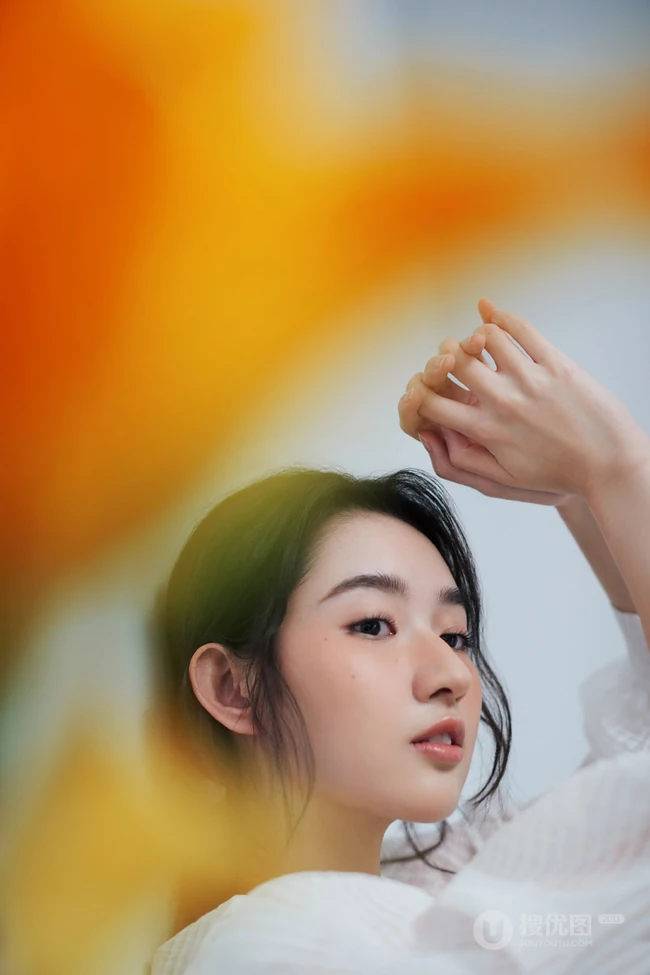 粉扑扑的脸蛋好可爱，女生王玉雯短卷发型靓丽百变室内写真集