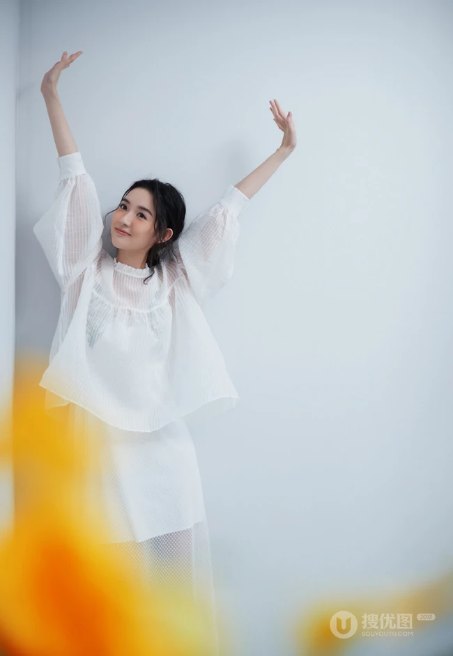 粉扑扑的脸蛋好可爱，女生王玉雯短卷发型靓丽百变室内写真集