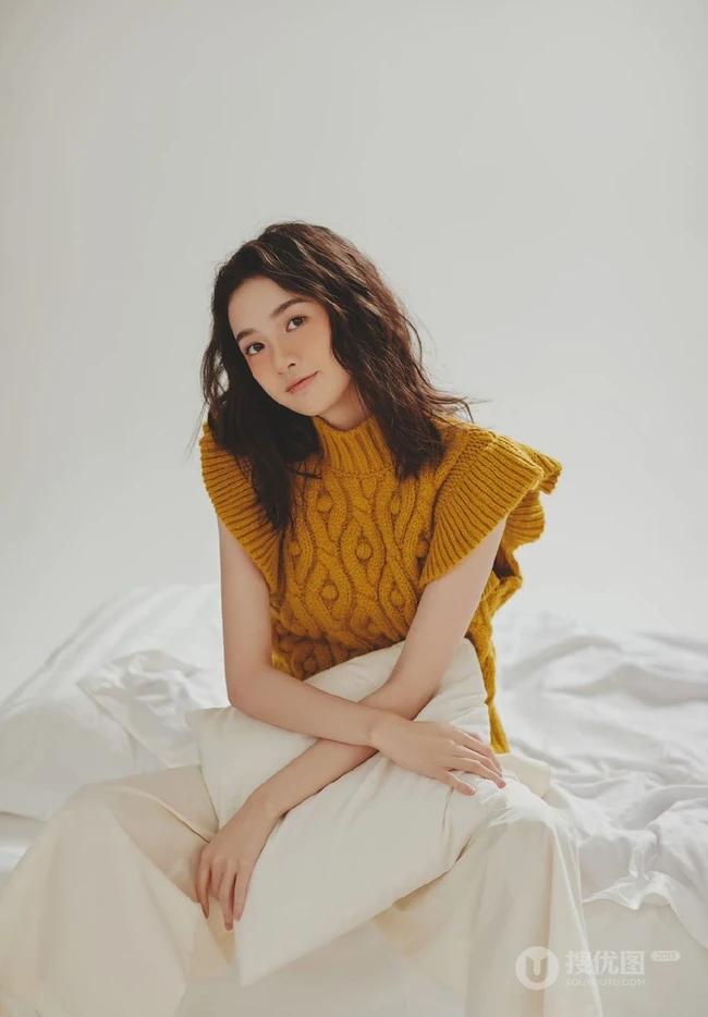 粉扑扑的脸蛋好可爱，女生王玉雯短卷发型靓丽百变室内写真集