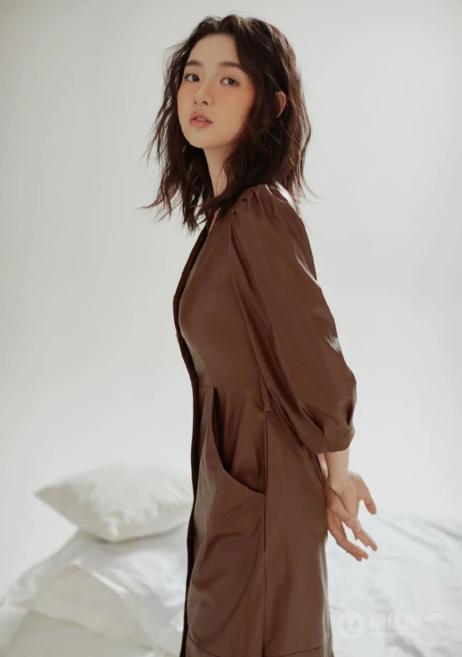 粉扑扑的脸蛋好可爱，女生王玉雯短卷发型靓丽百变室内写真集