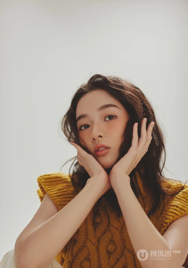 粉扑扑的脸蛋好可爱，女生王玉雯短卷发型靓丽百变室内写真集