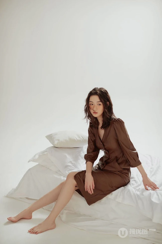 粉扑扑的脸蛋好可爱，女生王玉雯短卷发型靓丽百变室内写真集